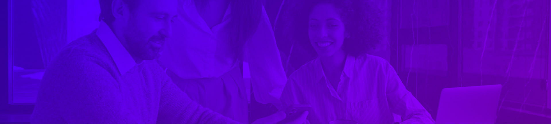 Pessoa falando ao telefone